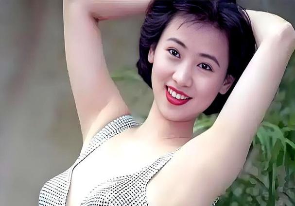 翁虹挡不住的风情经典角色解析：90年代港风造型与女性形象深度解读