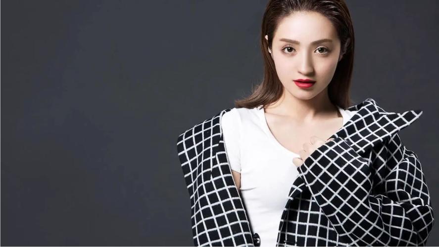 新疆18岁女RAPPER音乐成长故事：揭秘年轻音乐人的创作秘籍与行业趋势